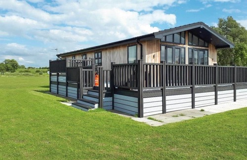 Langworth Ski Chalet | Modern two bedroom lodge, one double and one twin with en suite shower.