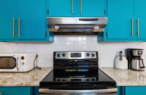 Cary House | Modern Updated|Fenced In|Pet Friendly|King Bed