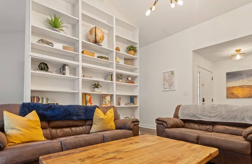 Cary House | Modern Updated|Fenced In|Pet Friendly|King Bed