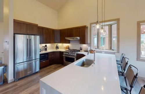 Big Sky Ski Chalet | Modern Upper Pines Chalet