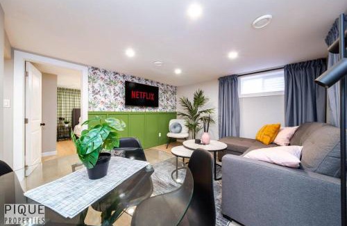 Northeast Edmonton Apartment | Modern Urban Escape -King Bed -Pet Friendly - Free Parking & Netflix - Fast Wi-Fi