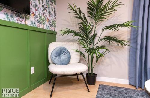 Northeast Edmonton Apartment | Modern Urban Escape -King Bed -Pet Friendly - Free Parking & Netflix - Fast Wi-Fi