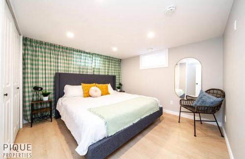 Northeast Edmonton Apartment | Modern Urban Escape -King Bed -Pet Friendly - Free Parking & Netflix - Fast Wi-Fi