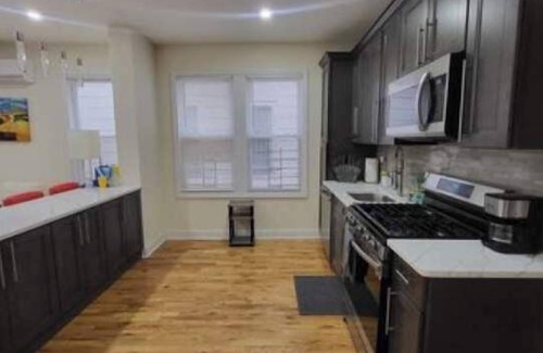 Newark Apartment | Modern Urban Oasis 10 min to EWR airport. 25 min to NYC 15 min to NJPAC
