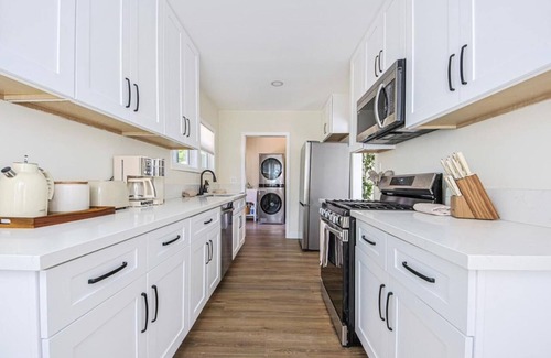 View Park-Windsor Hills Apartment | Modern Comfort 2BD 1Bath Apt near USC and Exposition Park