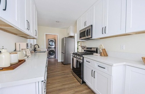View Park-Windsor Hills Apartment | Modern Comfort 2BD 1Bath Apt near USC and Exposition Park