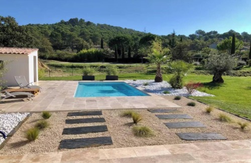 Le Puy-Sainte-Reparade Apartment | Modern Villa with Pool & Vineyard Views – Heart of Provence
