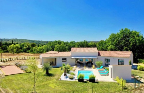 Le Puy-Sainte-Reparade Apartment | Modern Villa with Pool & Vineyard Views – Heart of Provence