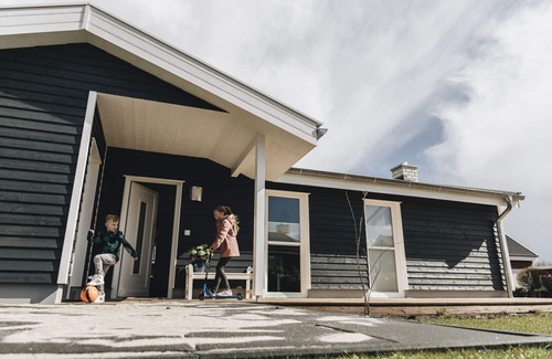 Nordhorn House | Modern vacation home with sauna and whirlpool in an idyllic waterside location