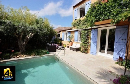 La Bouverie House | Modern Villa with beautiful garden, heated pool, barbeque area, close to beaches