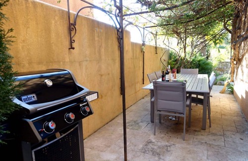 La Bouverie House | Modern Villa with beautiful garden, heated pool, barbeque area, close to beaches