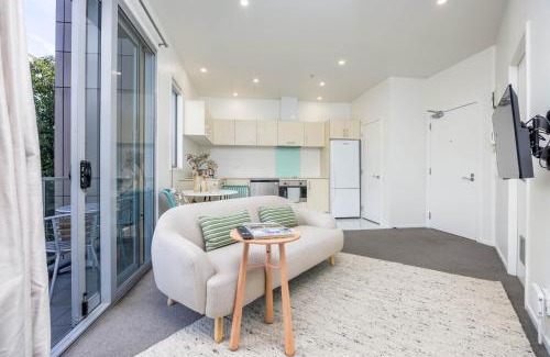 Auckland Central Business District Apartment | Modern Viaduct Apartment w pool gym Skytower views