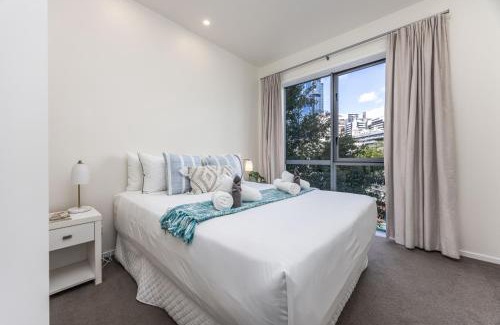Auckland Central Business District Apartment | Modern Viaduct Apartment w pool gym Skytower views