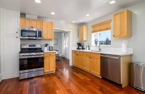 Ventura House | Modern Victorian Home Walking Distance To Ventura Pier and Downtown Restaurants