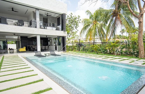 Weston Villa | Modern villa at Weston with direct access to white sand beach
