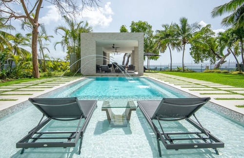 Weston Villa | Modern villa at Weston with direct access to white sand beach