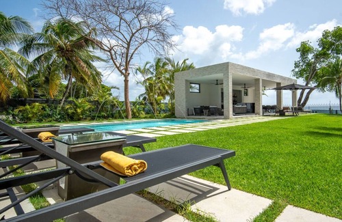 Weston Villa | Modern villa at Weston with direct access to white sand beach