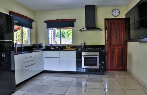El Callejon Condo | Modern Villa by Playa Bonita/Gated Pool/Hammock/Air Conditioned/Outdoor Dining