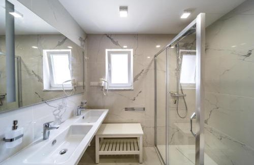 Porat Villa | Modern Villa Christian with pool, sauna, and jacuzzi, 10 min walk from the beach