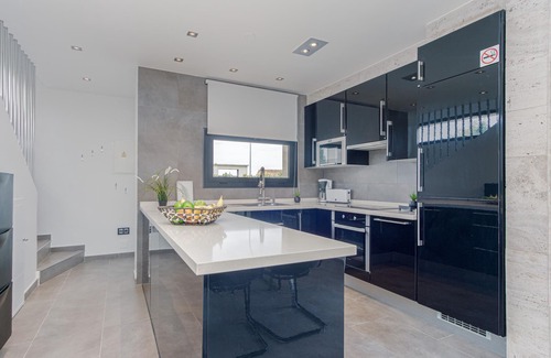 Bon Relax House | Modern Villa with Pool, AC, WiFi, BBQ, and Parking in Sant Pere Pescador