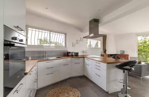 La Croix des Gardes Cottage | Modern villa, sea views, 15 min walk to city, green surrounding, very calm,
