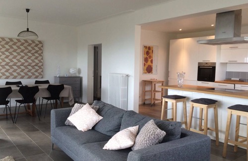 La Croix des Gardes Cottage | Modern villa, sea views, 15 min walk to city, green surrounding, very calm,