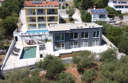 Ravni Villa | Modern Villa Tata with a swimming pool