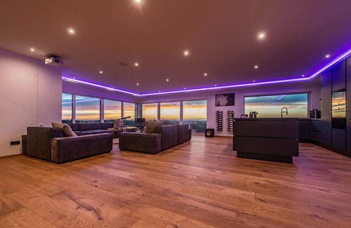 Waldkirchen House | Modern villa with whirlpool and home theater
