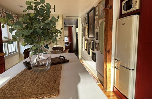 Weaverville Cottage | Modern vintage/fully stocked/artsy cottage