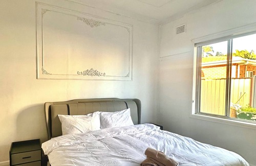 Bankstown House | Modern Vintage Single & King size Rooms