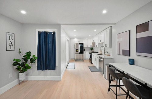 Thompson Square - Bunker Hill House | Modern & Walkable to city sights. A 4-bedroom house in wonderful Boston
