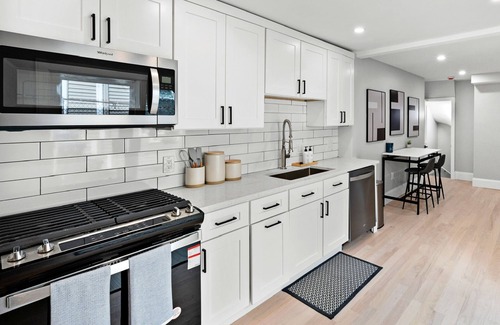 Thompson Square - Bunker Hill House | Modern & Walkable to city sights. A 4-bedroom house in wonderful Boston