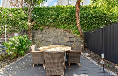 Thompson Square - Bunker Hill House | Modern & Walkable to city sights. A 4-bedroom house in wonderful Boston
