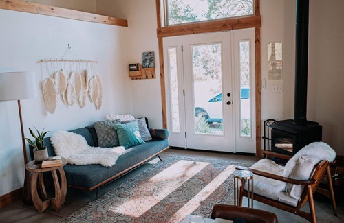 Mariposa House | Modern & Warm, Thoughtfully Designed Space for Couples w/Outdoor Soaking Tub