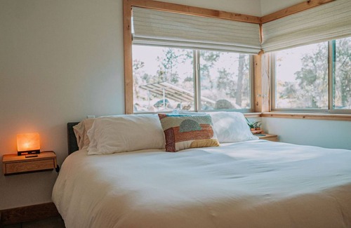 Mariposa House | Modern & Warm, Thoughtfully Designed Space for Couples w/Outdoor Soaking Tub
