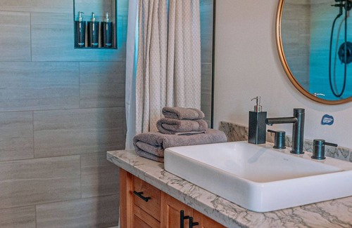 Mariposa House | Modern & Warm, Thoughtfully Designed Space for Couples w/Outdoor Soaking Tub