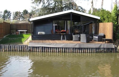 Geel House | Modern waterfront chalet