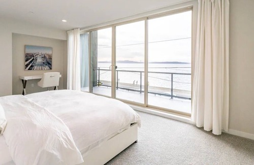 West Seattle House | Modern Waterfront Home with Mountain and Bay Views