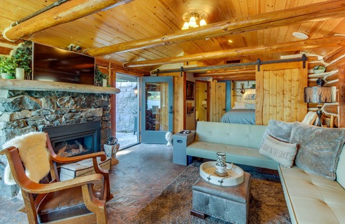 Medina Cottage | Modern waterfront log cabin for two in Seattle/Bellevue
