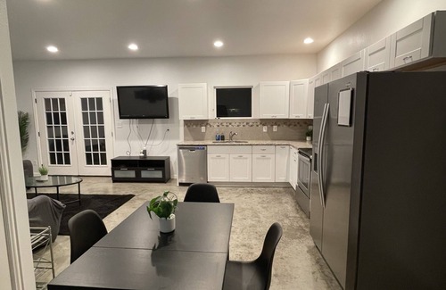 West Dallas House | Modern West-Dallas 4 Bedroom Charmer in the City