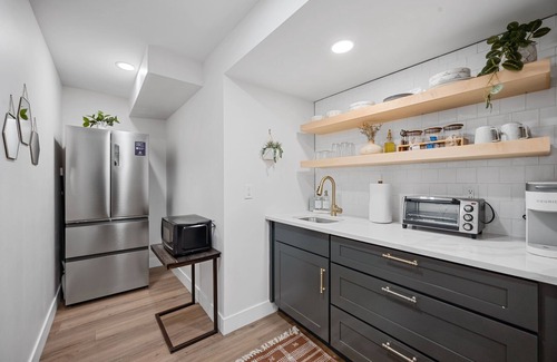Berkley Apartment | Modern Western Garden Level Apt – Newly Renovated!