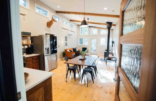 Dahlonega Cabin | Modern Wheelchair Accessible Cabin in the Woods 2/2