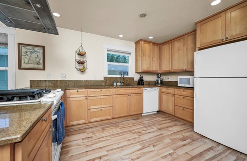 Cloverdale House | Modern Wine Country Bungalow, Walk to Downtown