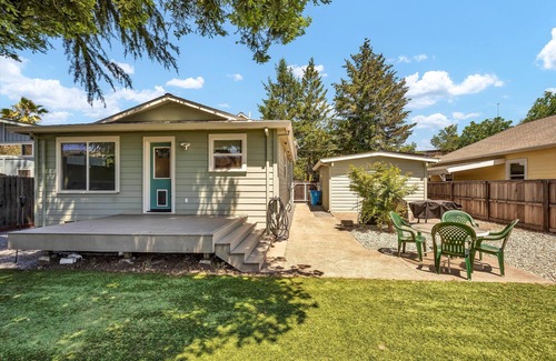 Cloverdale House | Modern Wine Country Bungalow, Walk to Downtown
