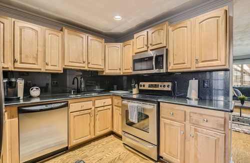 Dallas House | Modern Woodland Stay – 5 Min from UT Southwestern