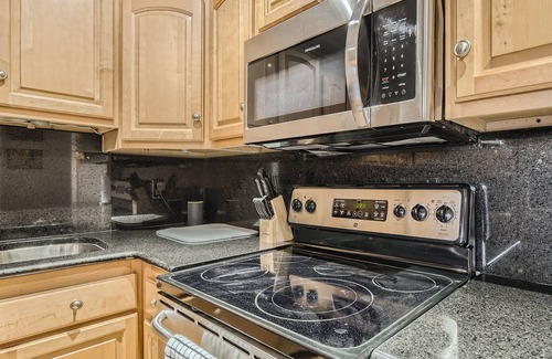 Dallas House | Modern Woodland Stay – 5 Min from UT Southwestern