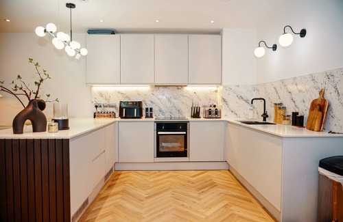 Salford Apartment | MODERN XL BED - FREE PARKING/SPA/POOL/GYM/ROOFTOP