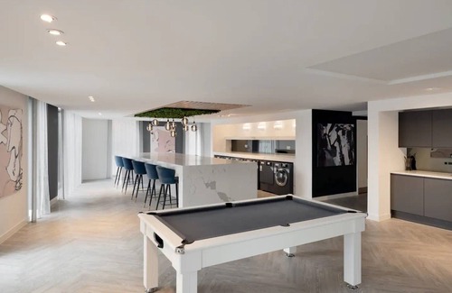 Salford Apartment | MODERN XL BED - FREE PARKING/SPA/POOL/GYM/ROOFTOP