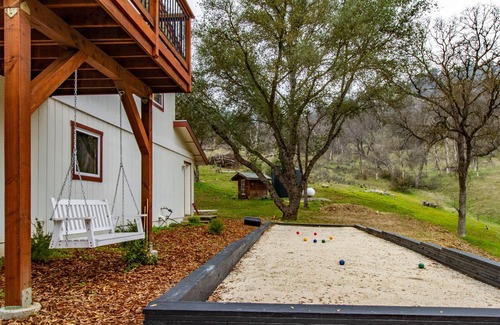 Mariposa County House | Modern Yosemite Barn with views, hot tub, and chefs kitchen