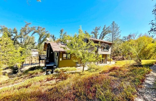 Oakhurst Cabin | Modern Yosemite Cabin, 15min Bass Lake, Sleeps 8